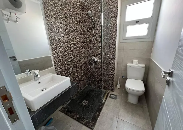 Ground Floor One Bedroom Overlooking The Pool. Daire