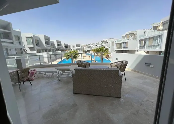 Ground Floor One Bedroom Overlooking The Pool. Daire